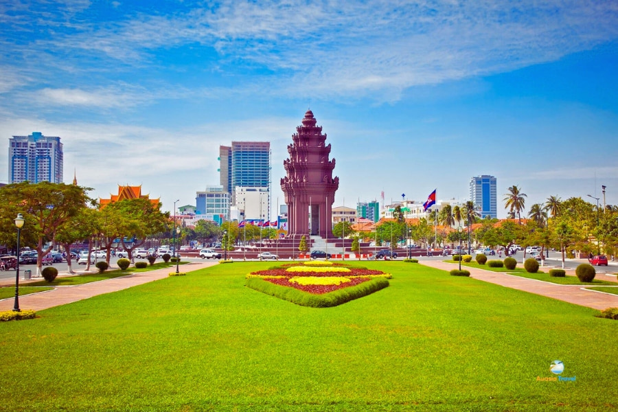 Independence Monument in Phnom Penh city center Cambodia – Auasia Travel